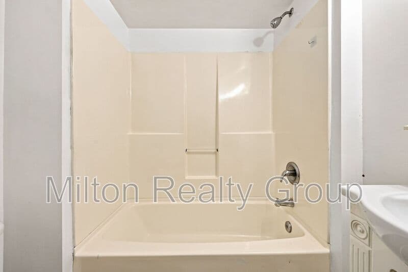 Four Oaks Condo: 101 E. Woodall St.