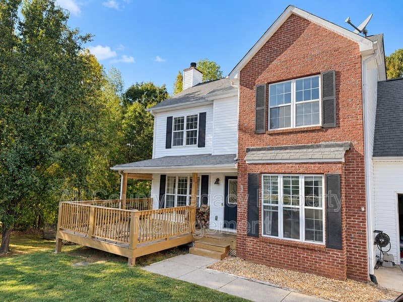 Loganville House: 305 Greenleaf Ct