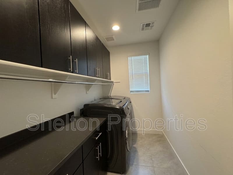 Avondale House: 10213 W Fairmount Ave
