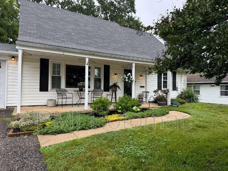 Bowie House: 12618 Kavanaugh Ln