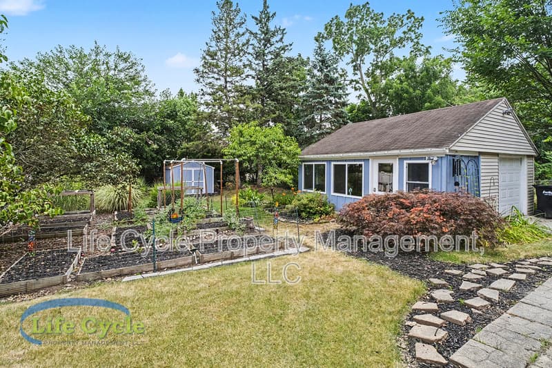 Wyoming House: 2052 Collingwood Avenue Southwest
