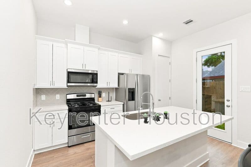 Houston House: 835 Dorchester Street