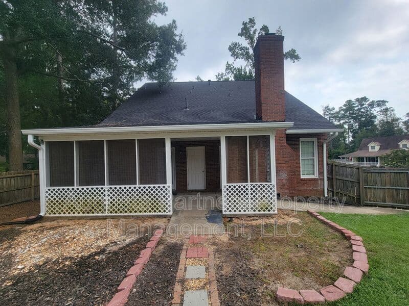 Martinez House: 288 Wakefield Ln S