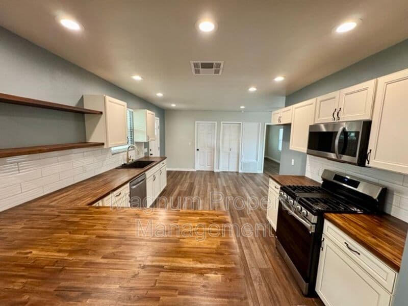 Perris House: 27300 Peach St