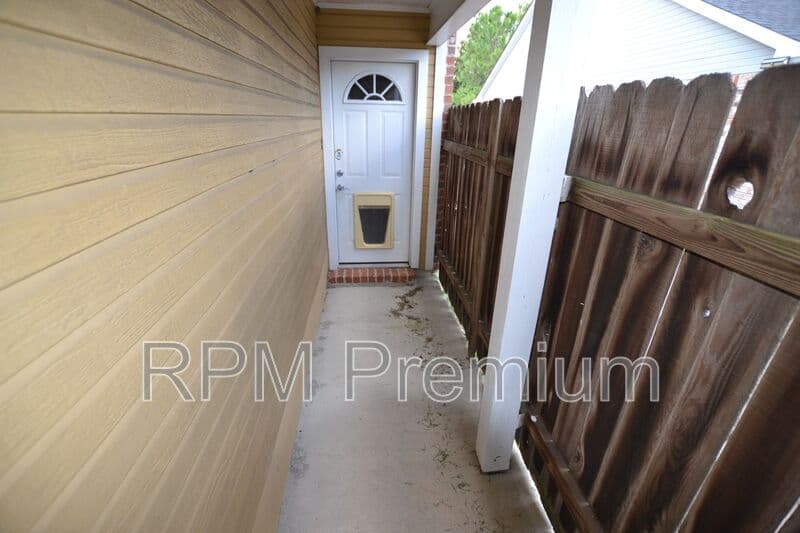 Baton Rouge House: 2136 S Flannery Rd.