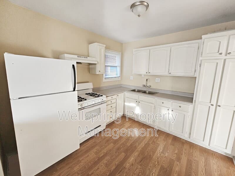 Ridgecrest Condo: 137 S Richmond B