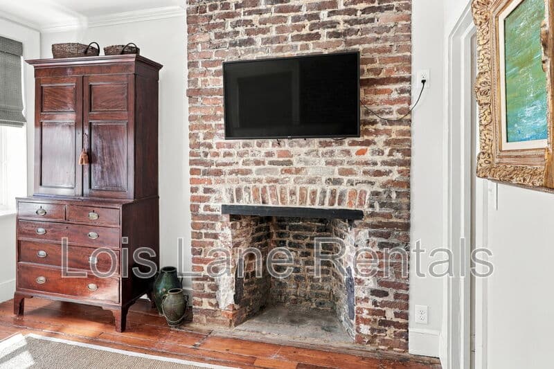 Charleston House: 22 Wentworth Street