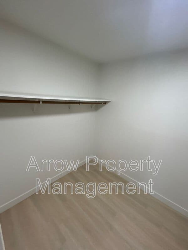 Bismarck House: 207 E Arbor-201D