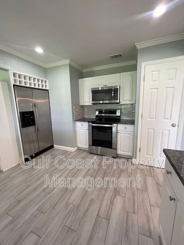 North Port House: 3365 Avanti Circle