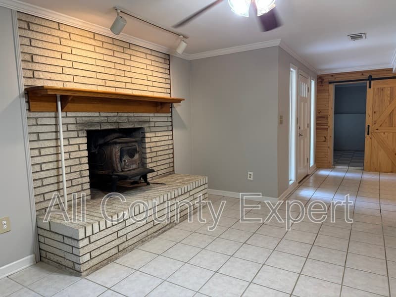 Gainesville House: 9215 Long Hollow Rd