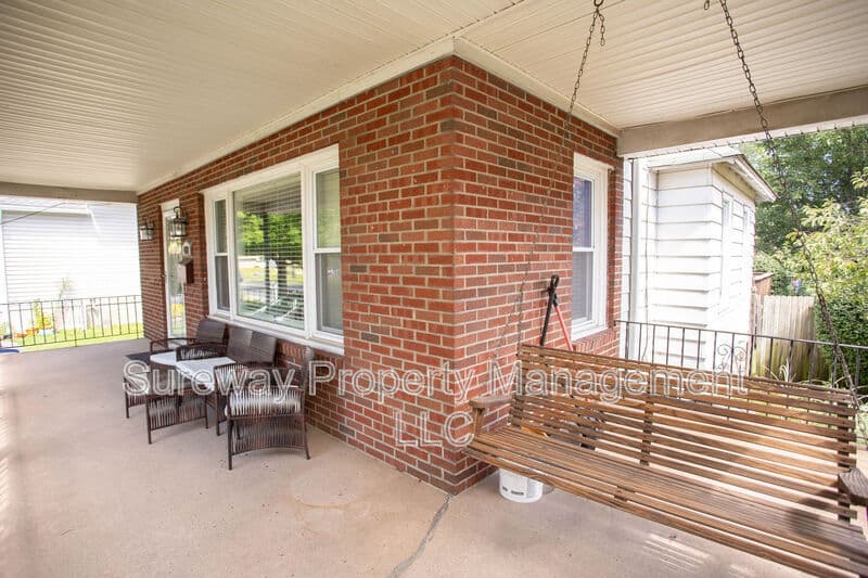 Magnolia House: 417 N Warwick Rd