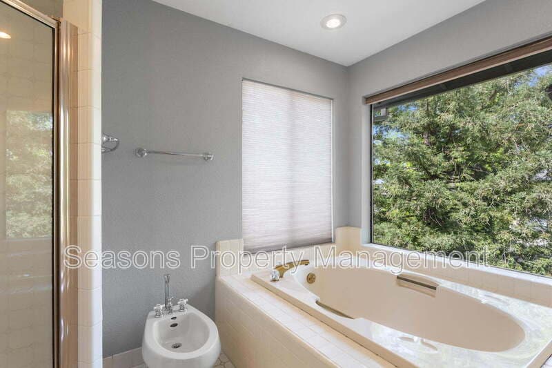 Redding House: 1688 El Capitan Dr
