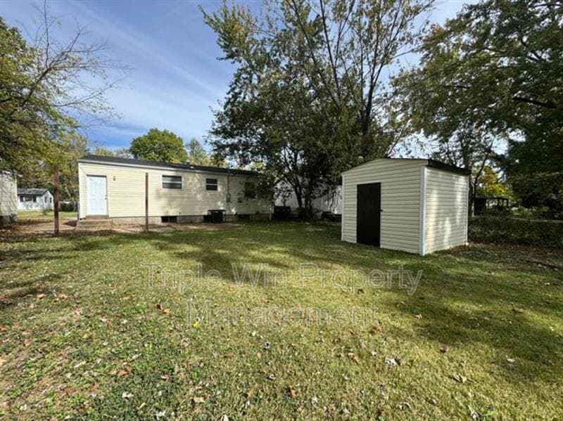 Saint Louis House: 1372 Farmview Ave