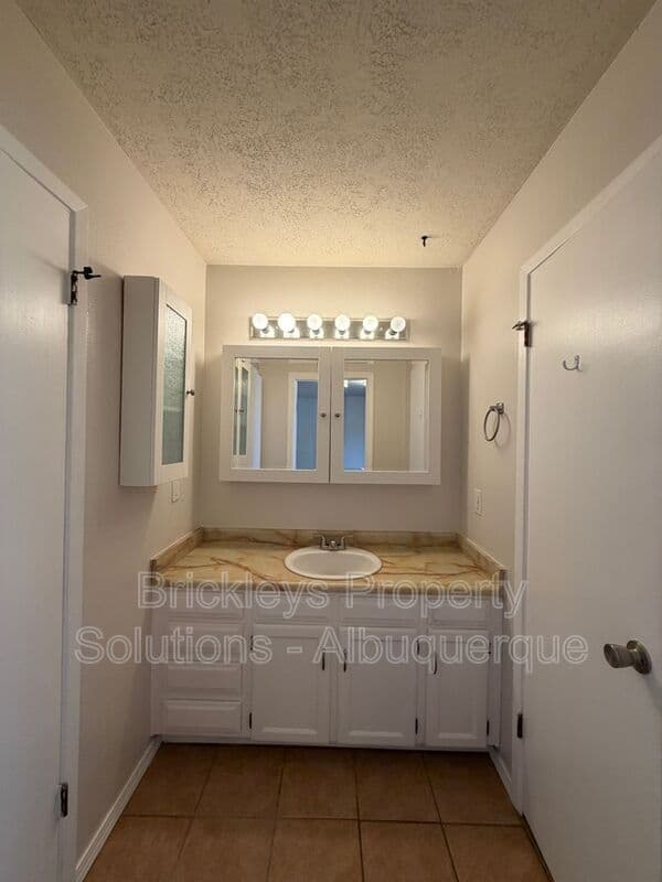 Albuquerque House: 5812 Brahma Dr NW