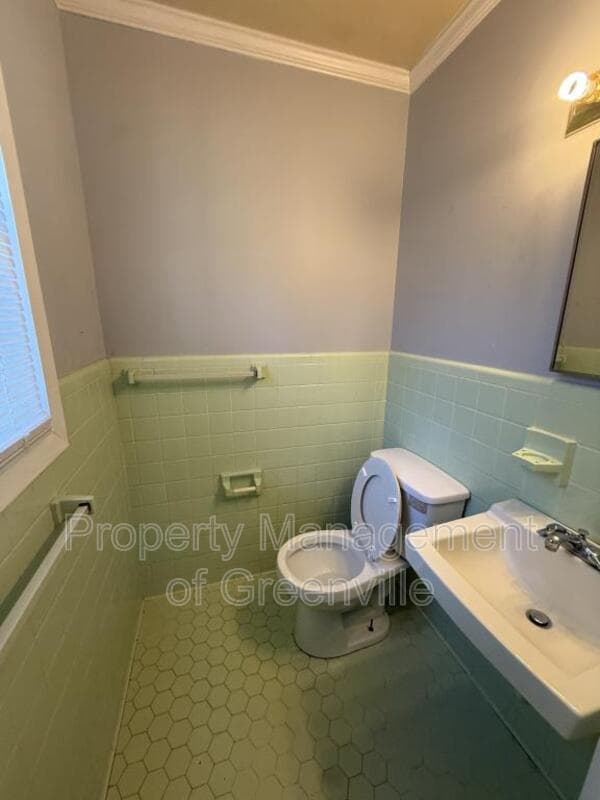 Simpsonville House: 1210 NE Main St