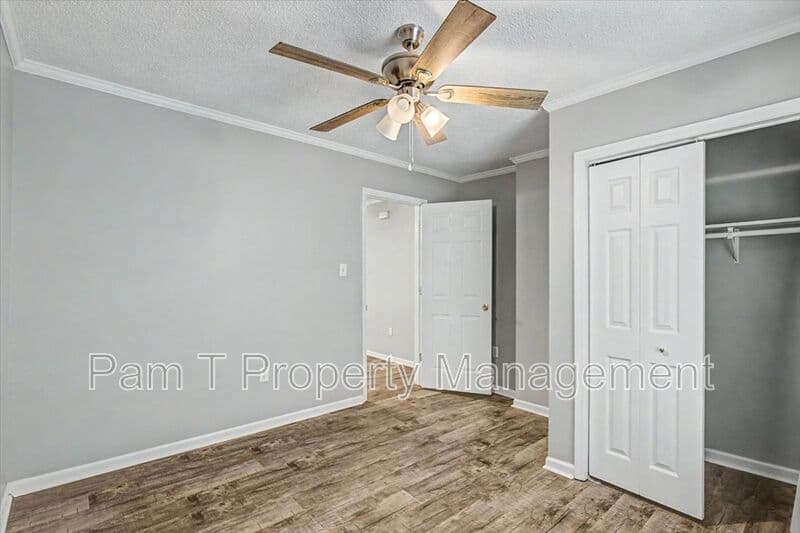 Savannah House: 212 W 58th St