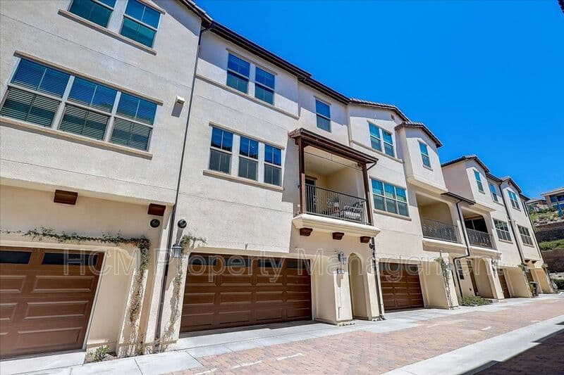 Lake Forest House: 303 Limestone