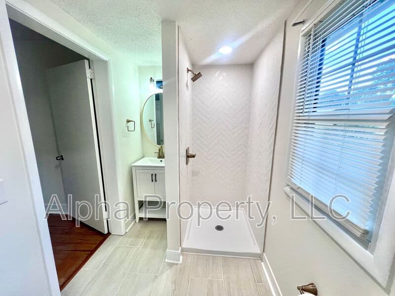 Greenville House: 407 Cedar Lane Rd