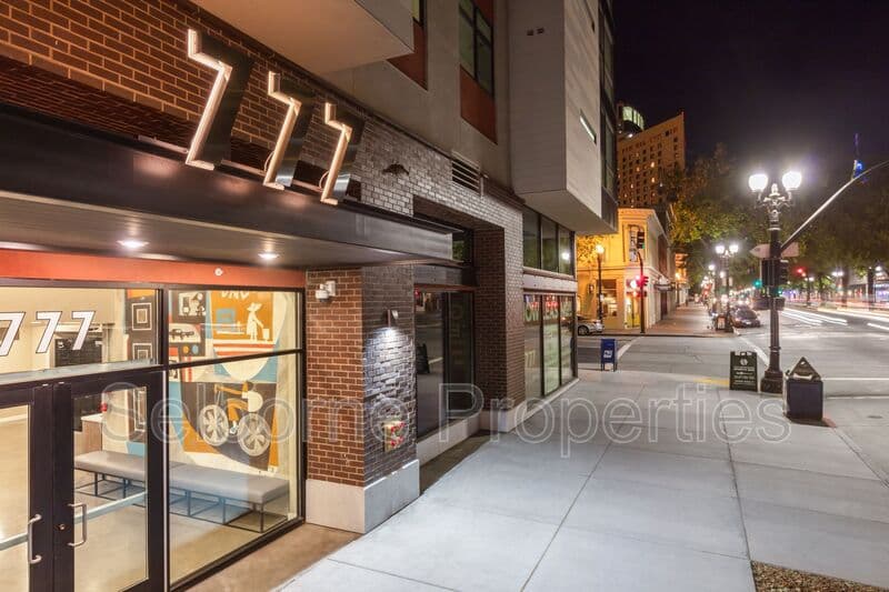Oakland House: 777 Broadway