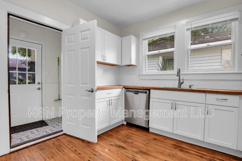 Savannah House: 669 East 32nd Street