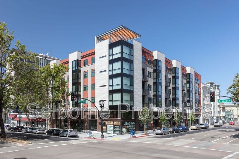 Oakland House: 777 Broadway