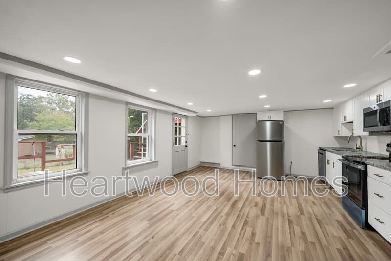 Columbia Condo: 1911 Cermack St