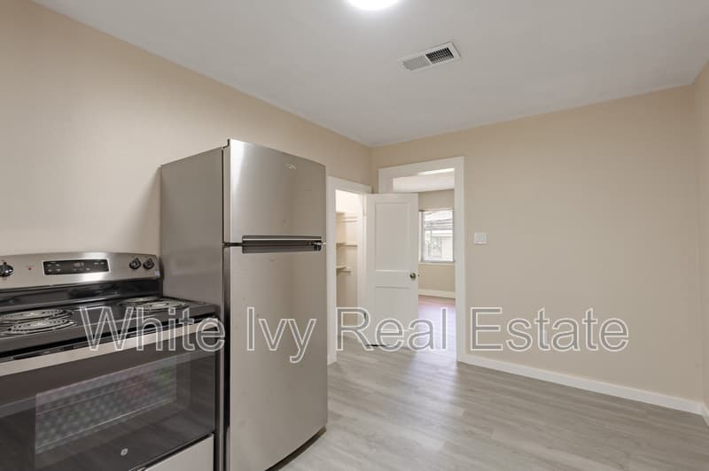 Woodville House: 1107 W Dogwood St
