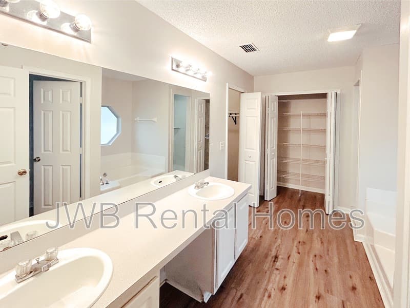 Orange Park House: 383 Turtle Dove Dr