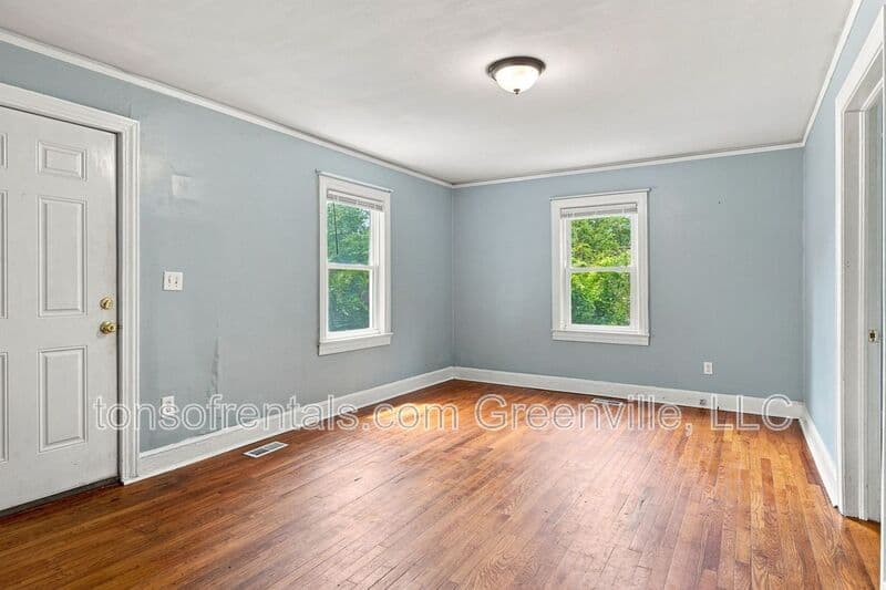 Greenville House: 8 Pacific Ave