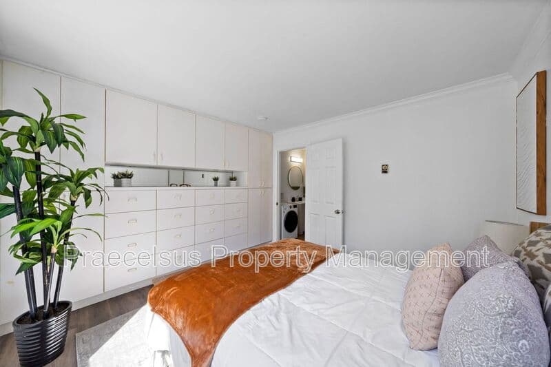 San Diego House: 6780 Friars Rd