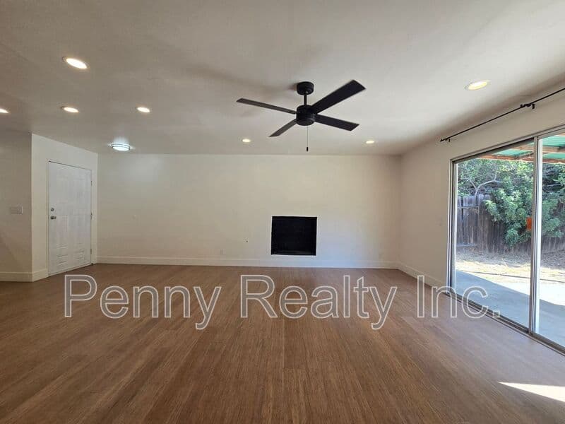 San Diego House: 6046 Reo Pl
