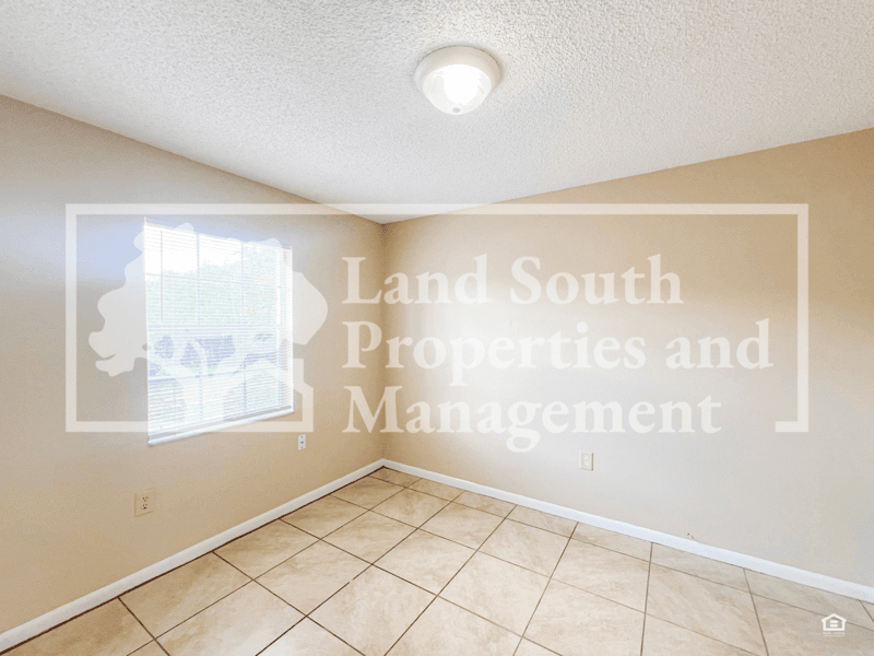 Lakeland House: 5827 Charlton Drive