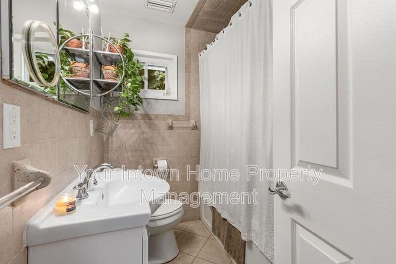 Decatur House: 2959 Westbury Dr.