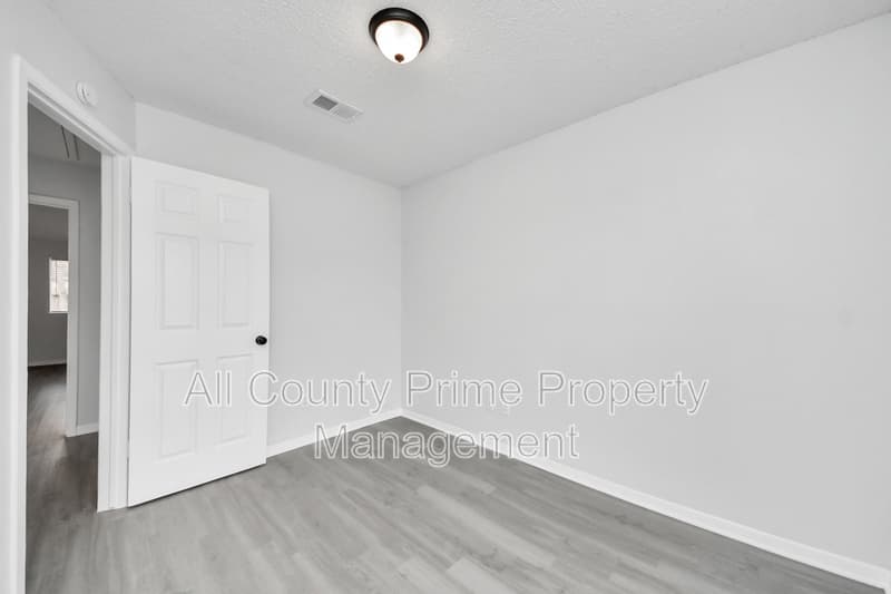 Houston House: 5546 Santrey Drive