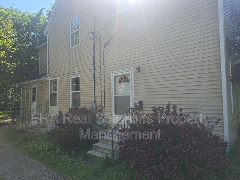 Elyria House: 1370 East Ave