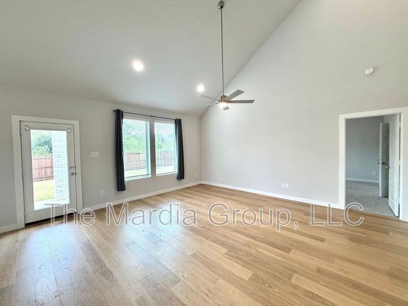 Waxahachie House: 588 Moonrise St