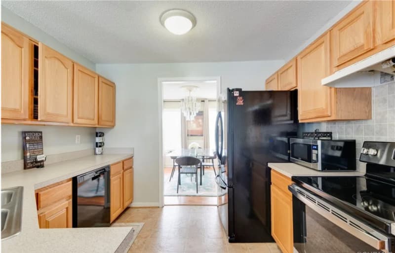 Sandston House: 420 Green Hollow Ln