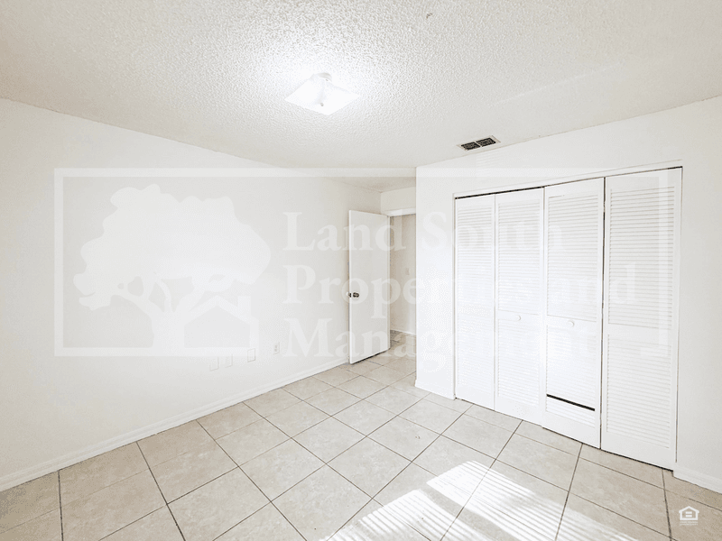 Lakeland House: 5011 Woodgreen Lane