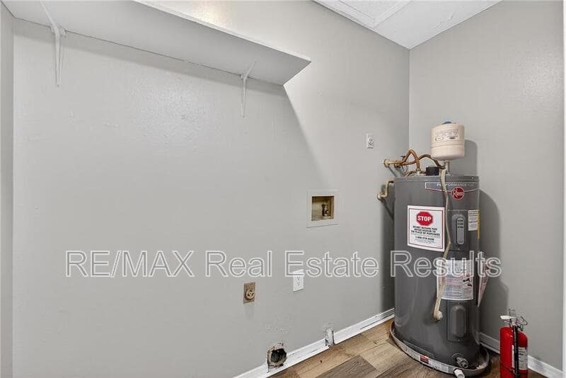 Fayetteville House: 4418 W Acoma St