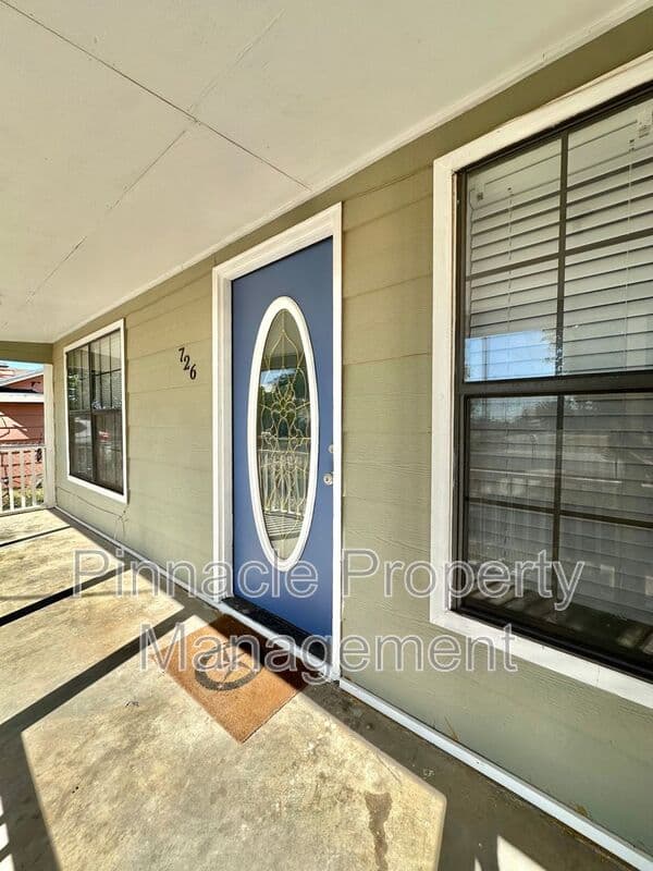 San Angelo House: 726 Rust St