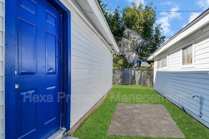 Houston Condo: 4207 Phlox St