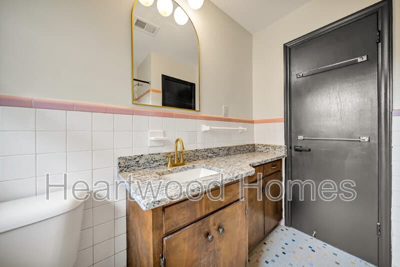 Columbia Condo: 1911 Cermack St