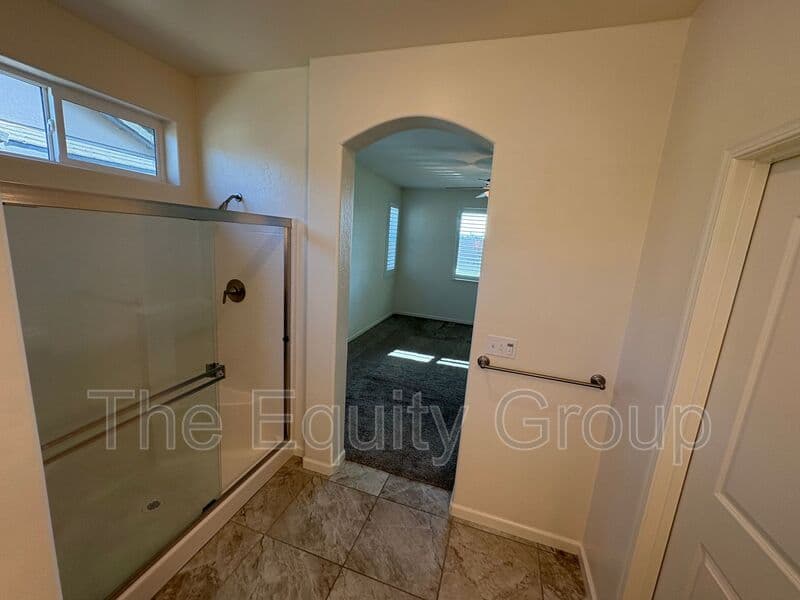 Visalia House: 3208 North Rova Ct