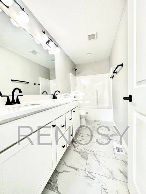 Des Moines Townhome: 7000 Lake Hill Drive