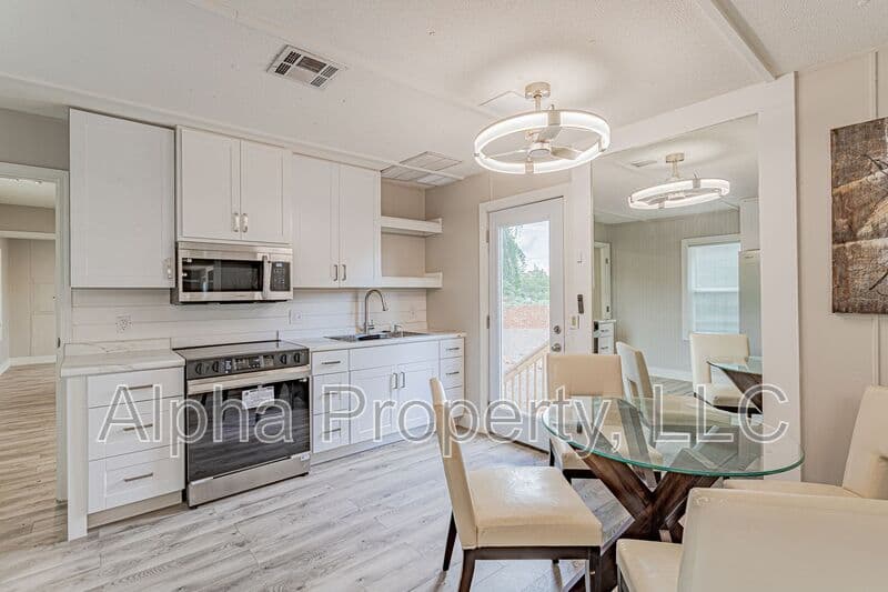 Greenville House: 267 W Pine Lake Cir
