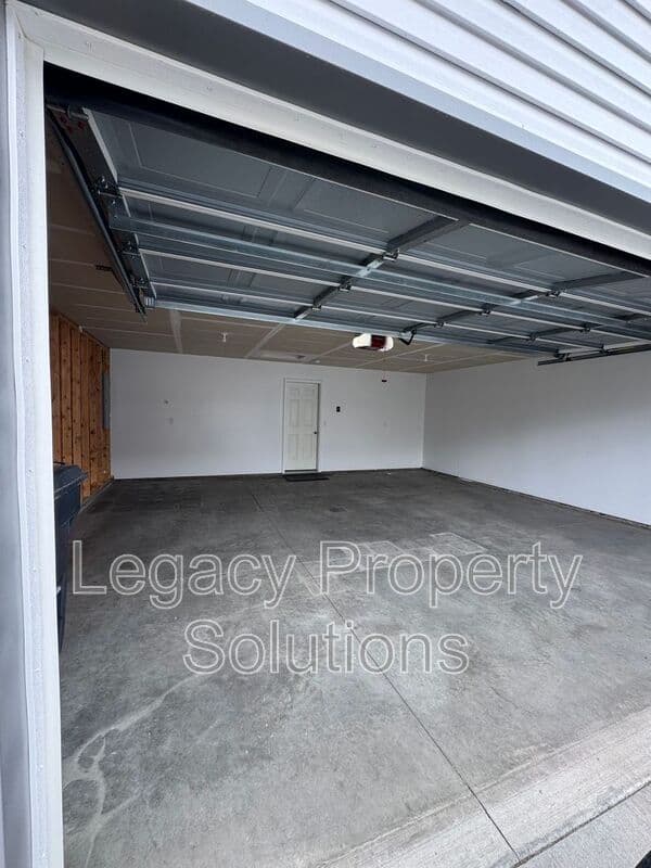 Mandan House: 719 Hillcrest Dr.