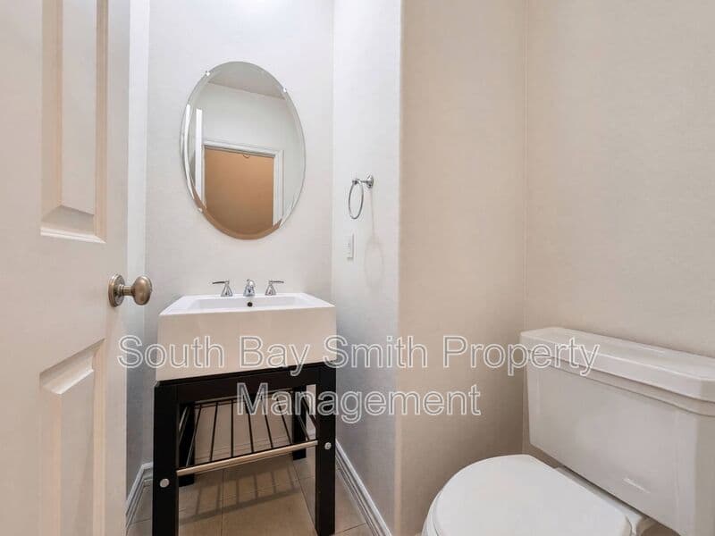 Redondo Beach Townhome: 84 Palos Verdes Blvd