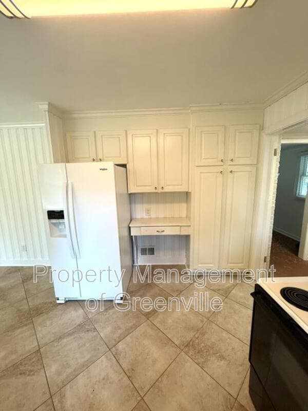 Taylors House: 205 W Lee Rd
