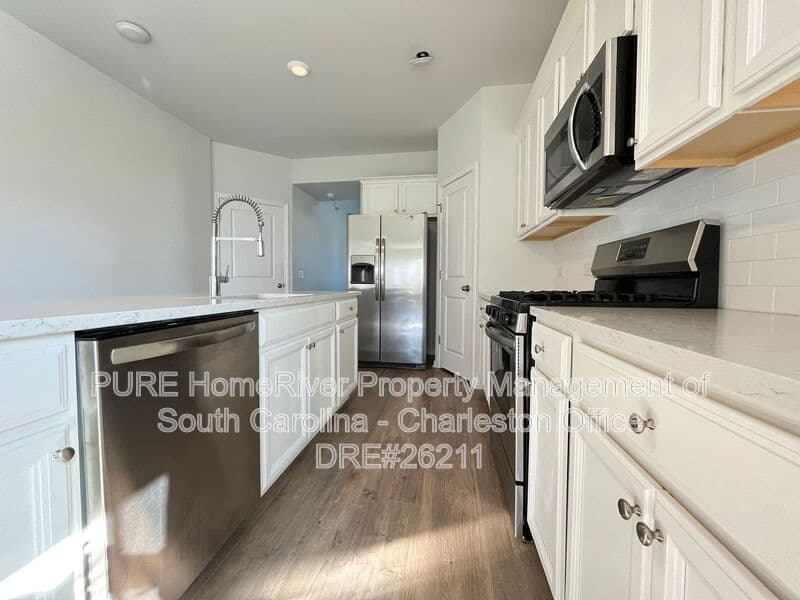 Goose Creek House: 105 Sequoia Ln