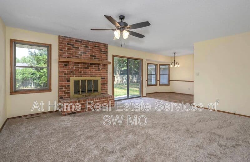 Springfield House: 1141 E Cambridge St